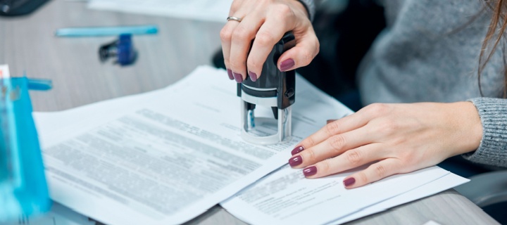 Woman notarizing a non-owner letter of permission to take a vehicle to Mexico. Cheap Mexican insurance.