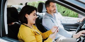 Couple driving in Mexico. Mexican car insurance.