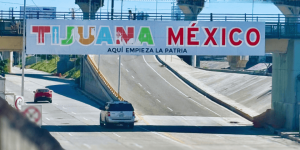 Letrero de bienvenida en Tijuana Mexico, cruce de San Diego a Tijuana por El Chaparral. Aseguranza para Mexico.