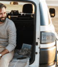 Hombre con su perro disfrutando de la playa en su SUV. Seguro de auto mexicano para USA.