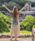 Mujer turista explorando las zona arqueologica de Palenque Chiapas. Seguro de auto para Mexico.