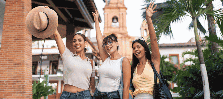 Tres mujeres de vacaciones en Puerto Vallarta Mexico. Seguro de auto para Mexico. 