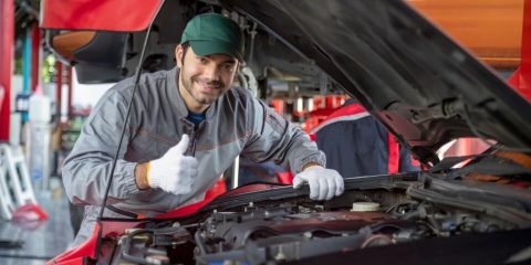 Mecanico verificando el mantenimiento de un auto. Seguro de Auto Para Mexico.