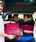 Family loading luggage in car. Seguros de auto para Mexico. Aseguranza mexicana.