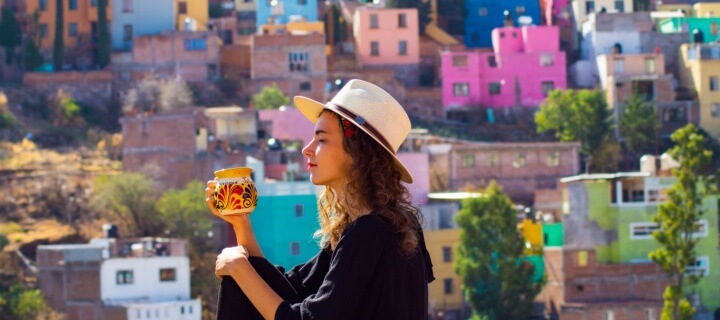 Mujer disfrutando de un cafe en Guanajuato Mexico. Aseguranza de auto para Mexico. 