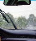 Pareja manejando mientras llueve intensamente. Seguro de Auto para Mexico