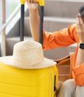 Mujer turista con stress por perder el pasaporte. Aseguranza de auto para mexico.