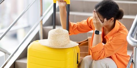 Mujer turista con stress por perder el pasaporte. Aseguranza de auto para mexico.