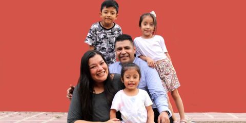 Familia hispana sonriendo por tener la información sobre cómo funciona el Programa Paisano