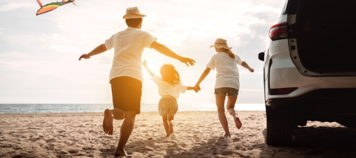 Familia feliz con viaje en automóvil, viaje por carretera a Mexico. Vacaciones en automóvil al atardecer, papá, mamá e hija felices viajando disfrutan juntos conduciendo en vacaciones, el estilo de vida de la gente viaja en automóvil a Mexico. Aseguranza de Auto para Mexico
