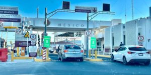 Auto cruzando la frontera de EE.UU hacia Mexico. Aseguranza de auto para Mexico.
