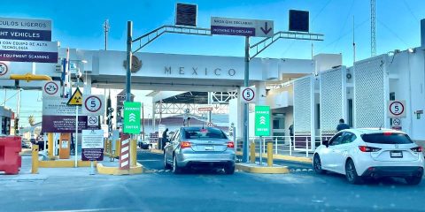 Auto cruzando la frontera de EE.UU hacia Mexico. Aseguranza de auto para Mexico.