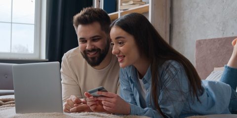 Pareja enviando dinero a Mexico desde EEUU. Aseguranza de Auto para Mexico.