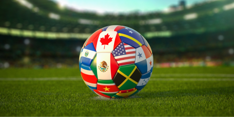 Pelota de soccer futbol con las banderas de los paises participantes en el mundial copa fifa 2026. Seguro de auto para Mexico y USA.