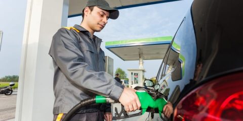Carga de gasolina en Mexico. Aseguranza de auto