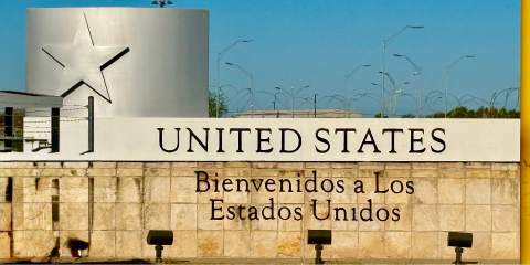 Letrero oficial de entrada y Bienvenida a Estados Unidos en puerto de entrada. Seguro de auto con placas mexicanas en USA