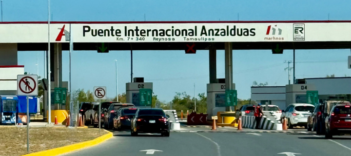Vehículos circulando por el Puente Internacional Anzaldúas cruzando la frontera de México a EE. UU. Seguro USA para autos con placa mexicana de visita en USA.