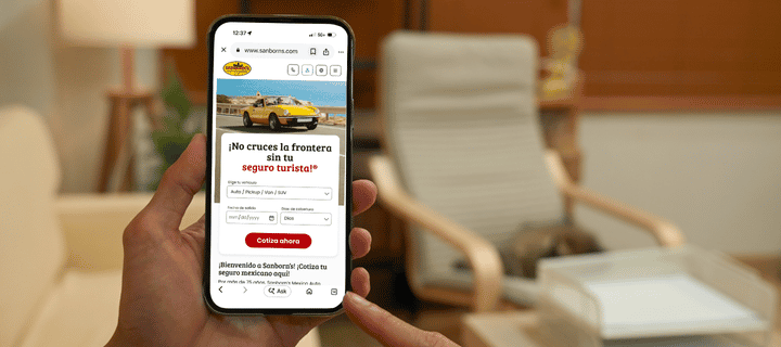 Conductor comprando su seguro de auto mexicano digital de Sanborns desde su celular. Seguro de auto para Mexico.