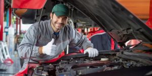 Mecanico verificando el mantenimiento de un auto. Seguro de Auto Para Mexico.