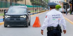 Police man regulating traffic in Mexico. Cheap Mexican car insurance.